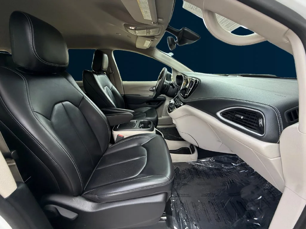 Used 2023 White Chrysler Touring L image 17