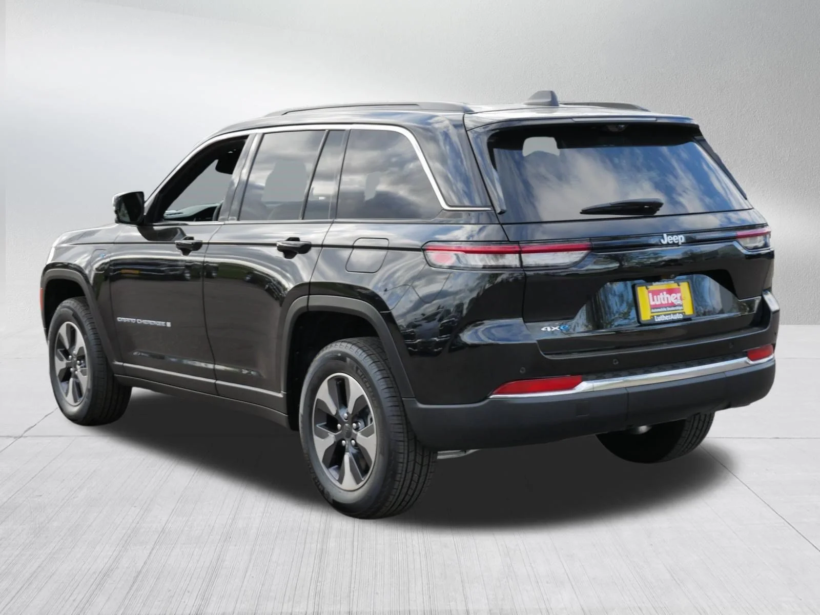 Used 2025 Diamond Black Crystal Pearlcoat Jeep  image 5