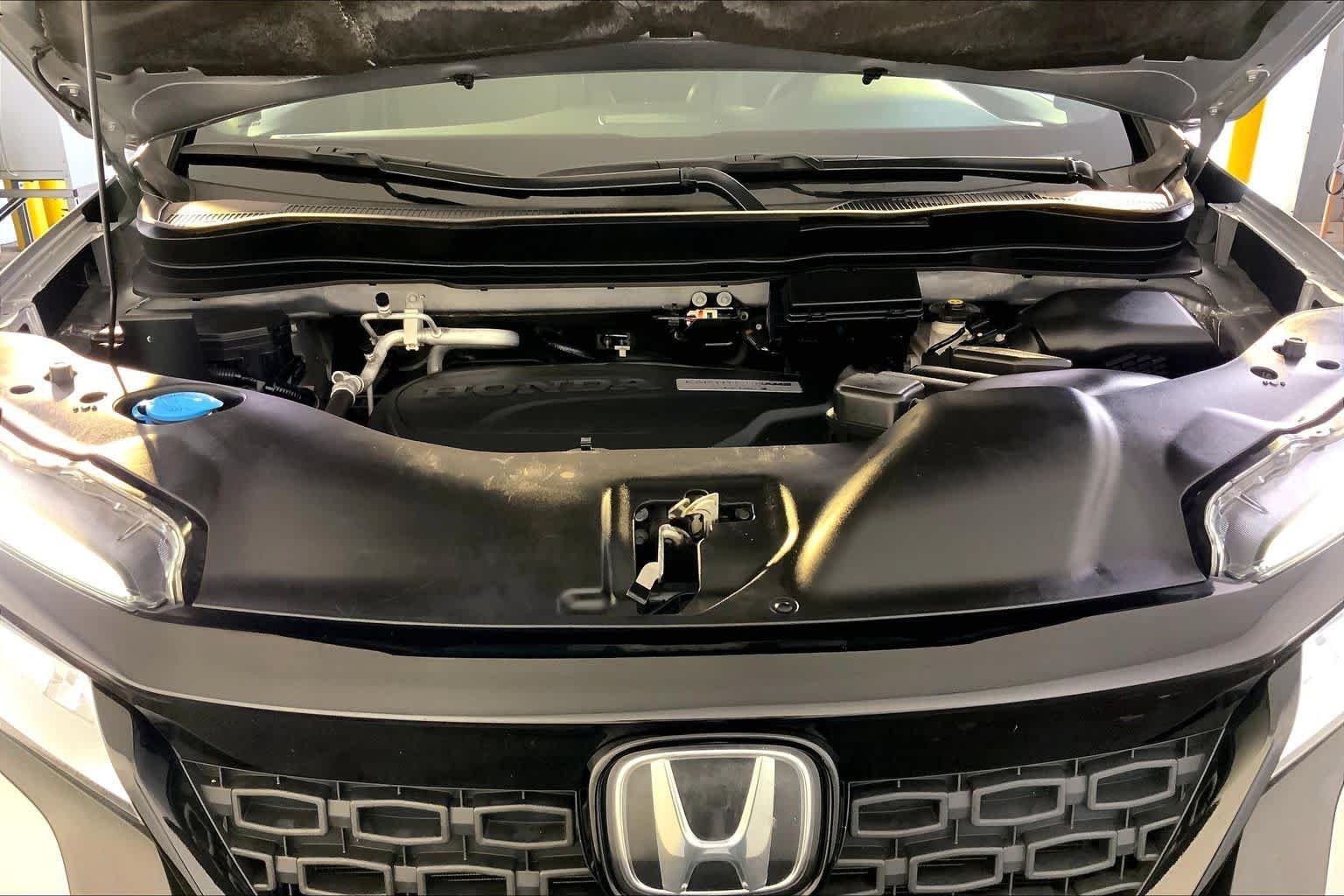 Used 2019 Lunar Silver Metallic Honda Touring image 30
