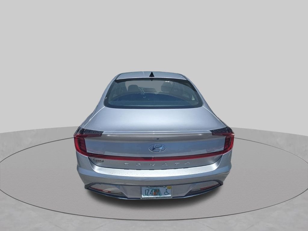 Used 2021 Silver Hyundai SE image 7