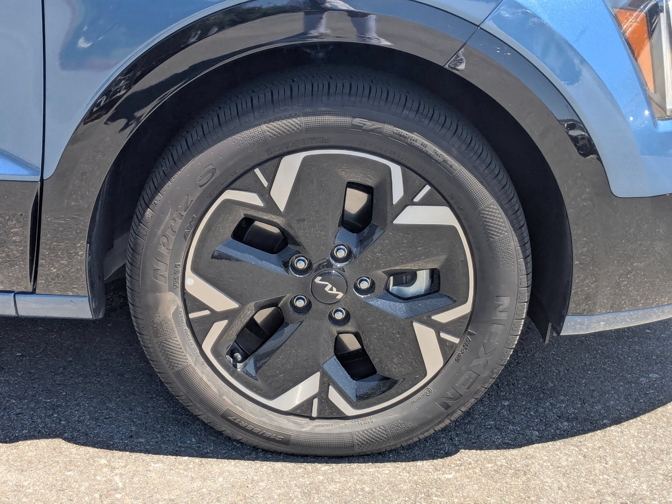 Used 2023 Mineral Blue Kia Wind image 11