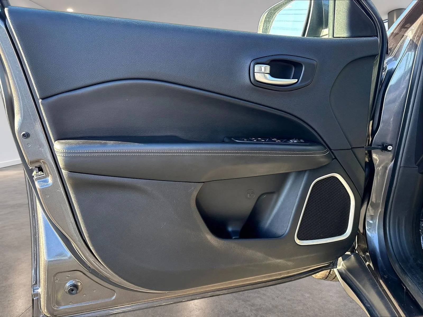 Used 2020 Crystal Metallic Jeep Latitude image 21