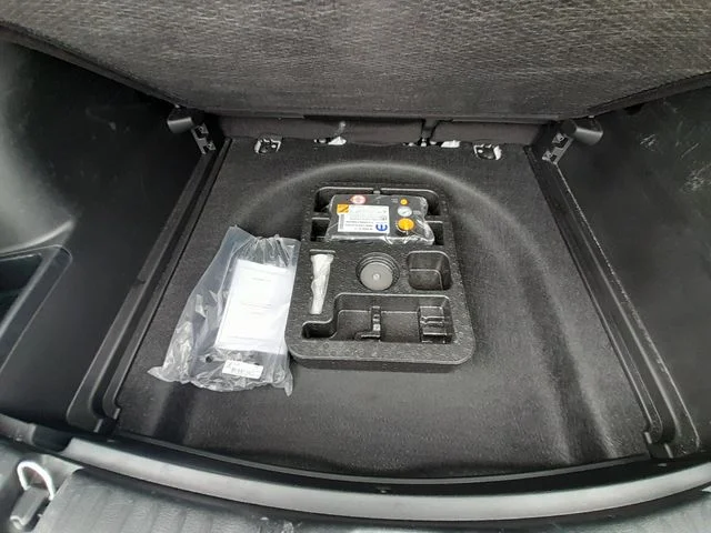 Used 2024 White Jeep Latitude image 44