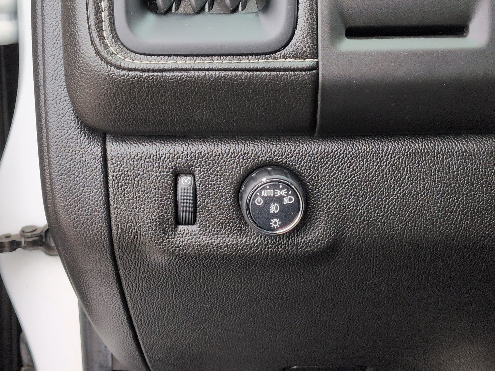 Used 2018 SUMMIT WHITE GMC 2WD Denali image 19