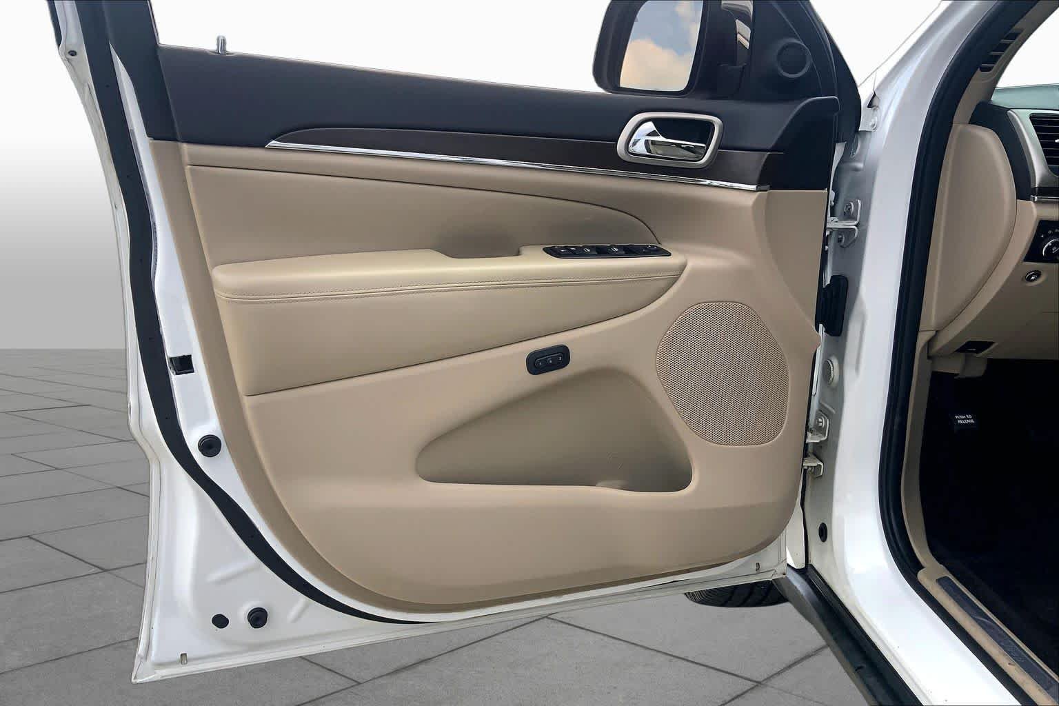 Used 2015 Bright White Clearcoat Jeep Limited image 21