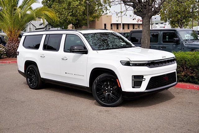 New 2026 Bright White Clear-Coat Exterior Paint Jeep Limited Reserve image 3