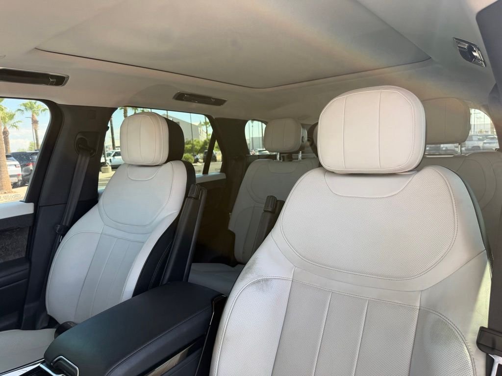 Used 2023 Green Land Rover SE Dynamic image 8