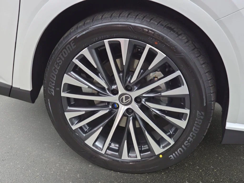 New 2026 Eminent White Pearl Lexus PREMIUM PLUS image 29