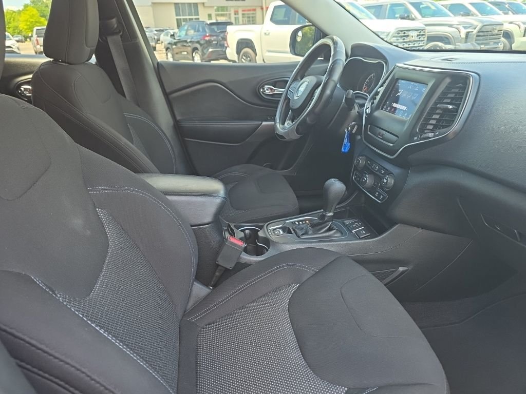 Used 2019 Silver Jeep Latitude image 9
