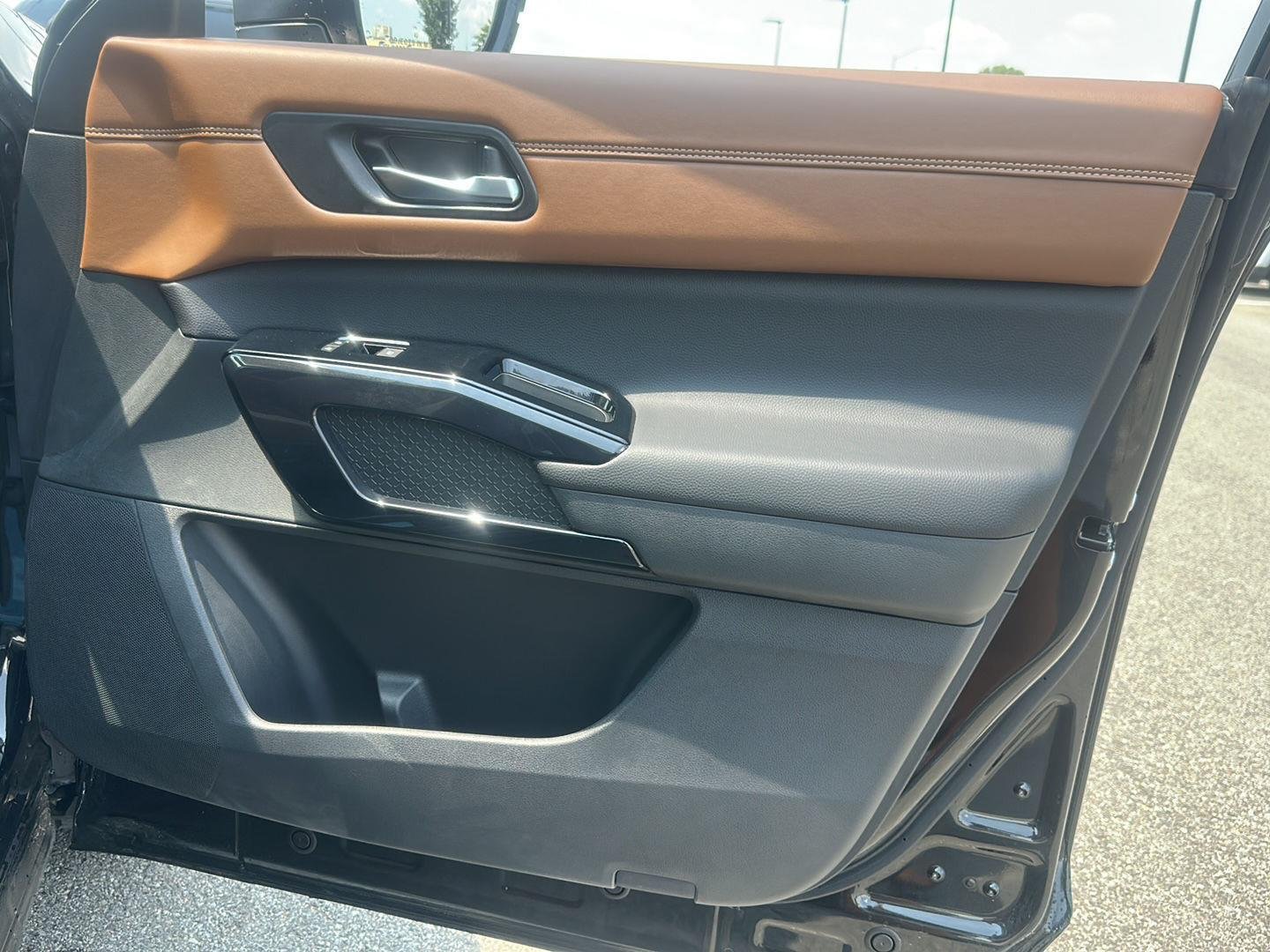 Used 2026 Super Black Nissan Platinum image 35