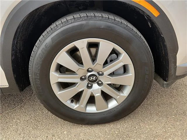 Used 2025 Silver Hyundai SEL Front-Wheel Drive image 7