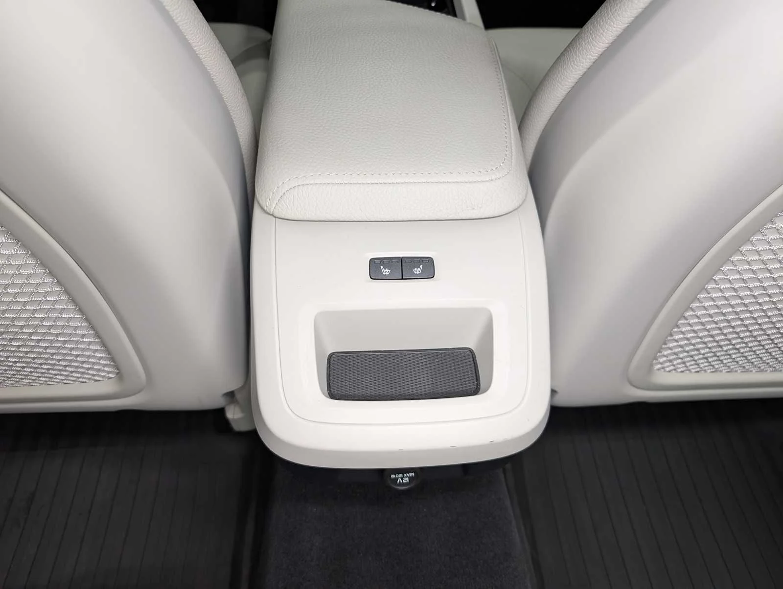 Used 2020  Volvo Momentum image 21