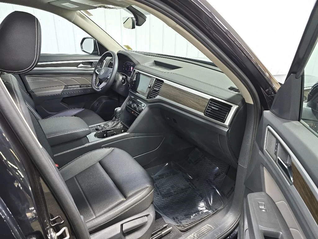 Used 2023 Black Volkswagen 3.6L V6 SE w/Technology image 15