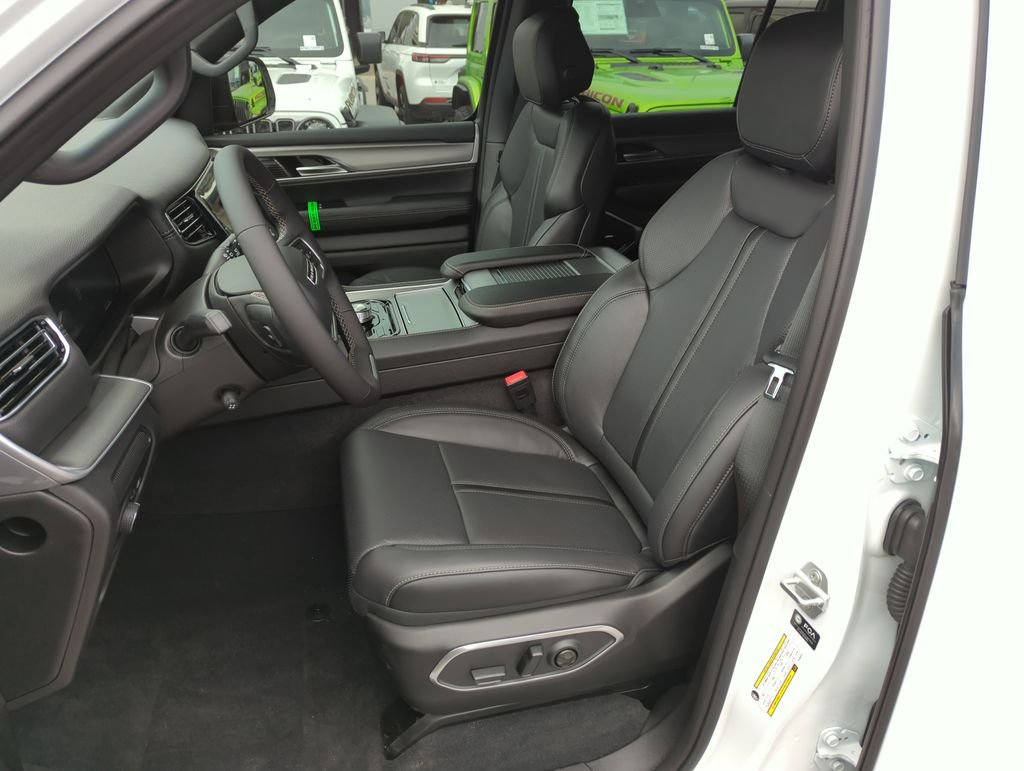 New 2026 Bright White Clear-Coat Exterior Paint Jeep Limited Altitude image 12