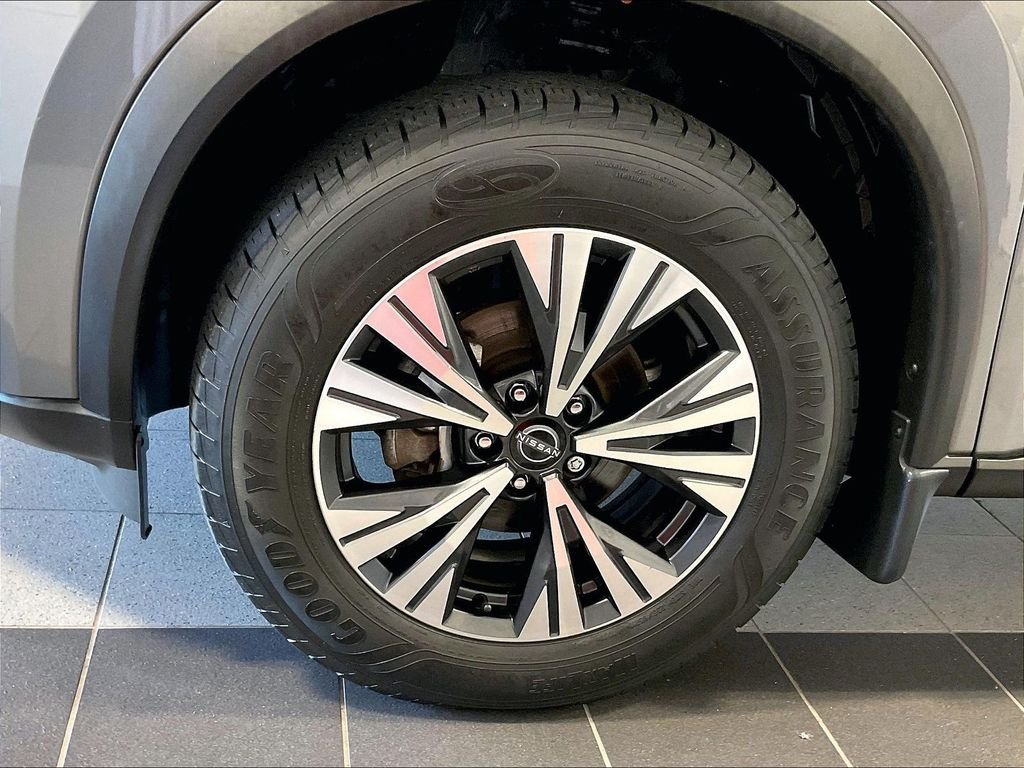 Used 2023 Gray Nissan SV image 7
