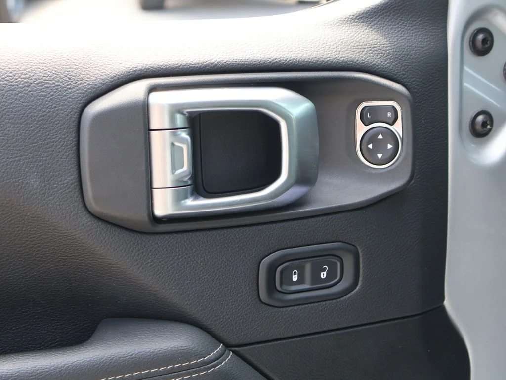 Used 2022 Silver Jeep Overland image 20