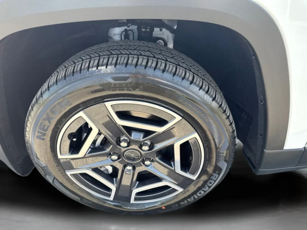 New 2026 Bright White Clear-Coat Exterior Paint Jeep Limited image 24