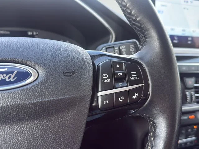 Used 2022 Red Ford SE image 16