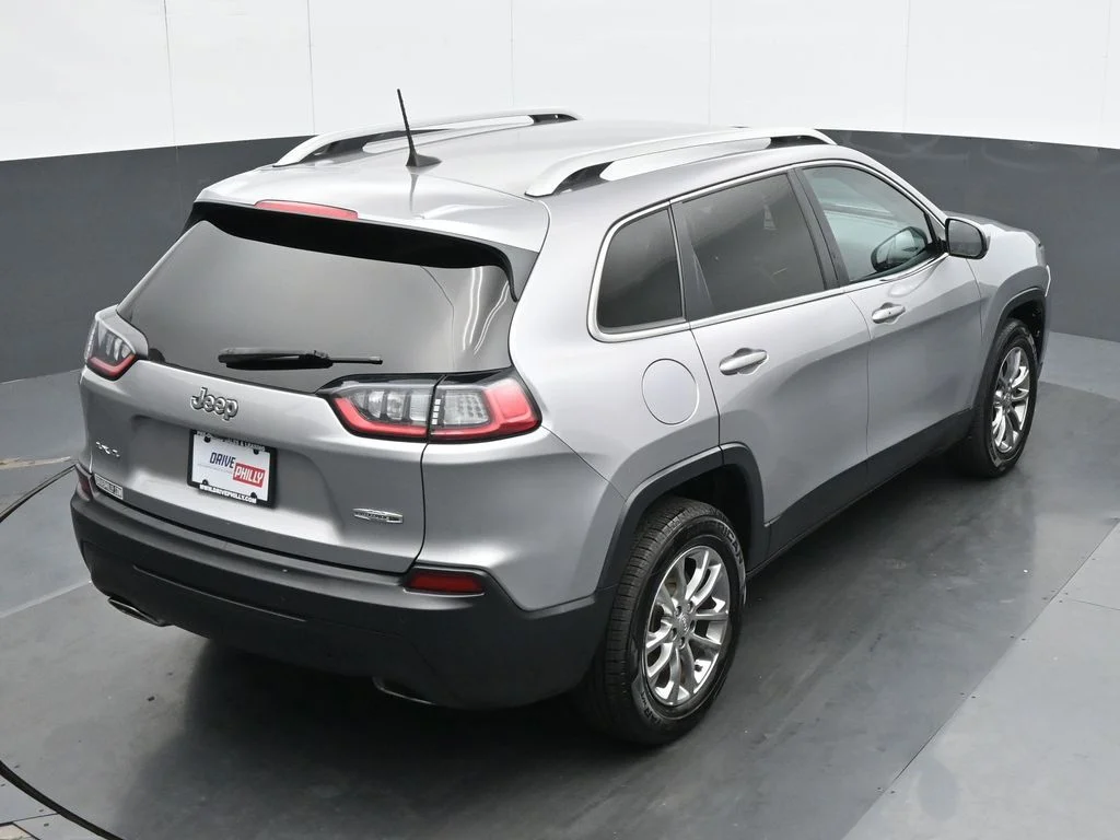 Used 2019 Silver Jeep Latitude Plus image 21
