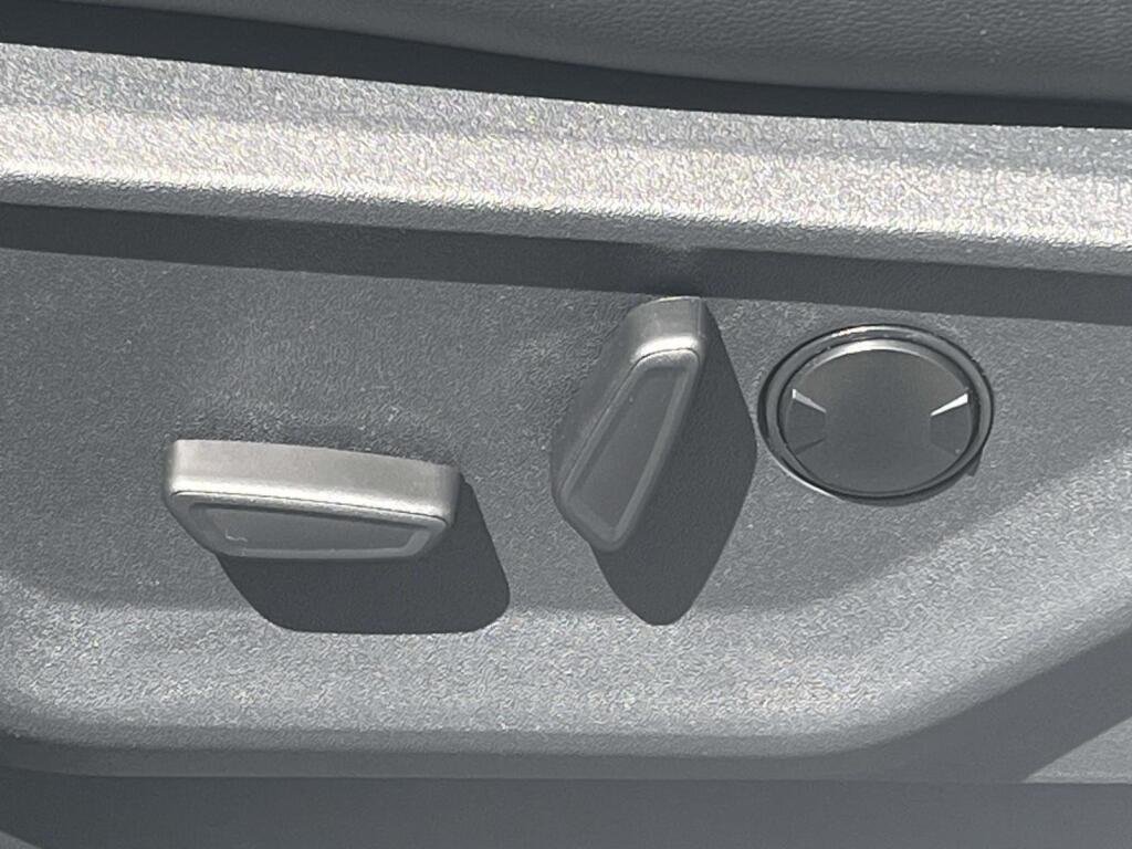 New 2026 Star White Metallic Tri-Coat Ford LARIAT image 17