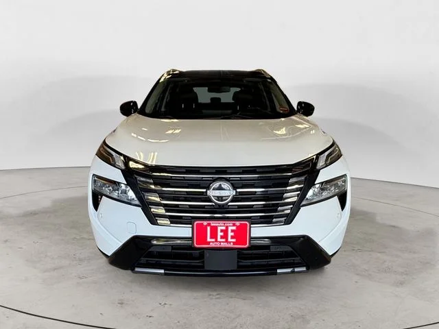 Used 2024 White Nissan Platinum image 9