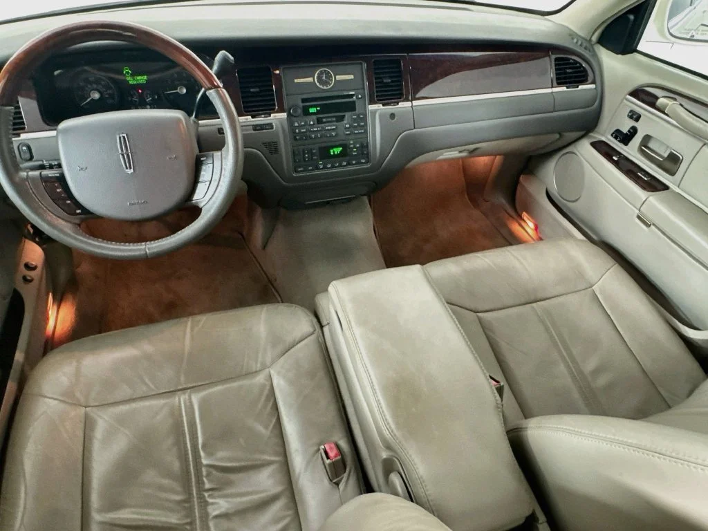 Used 2007 White Lincoln Signature image 23