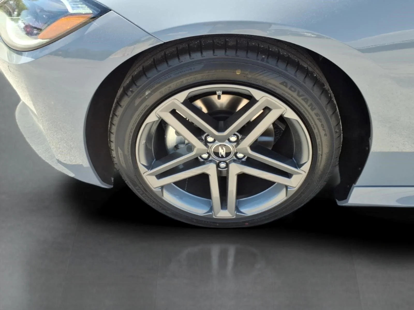 New 2026 Boulder Gray Pearl / Super Black Two-tone Nissan Sport image 4