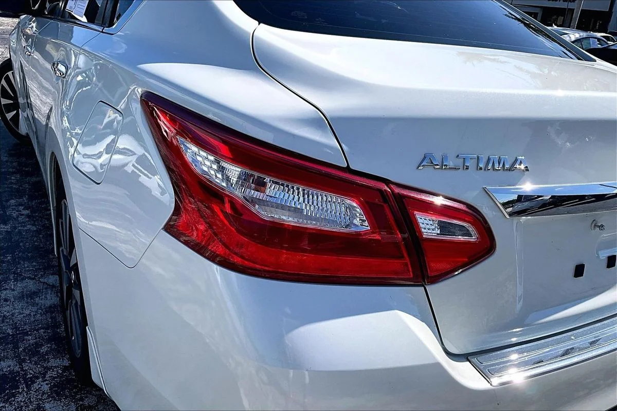 Used 2016 White Nissan 2.5 SV image 23