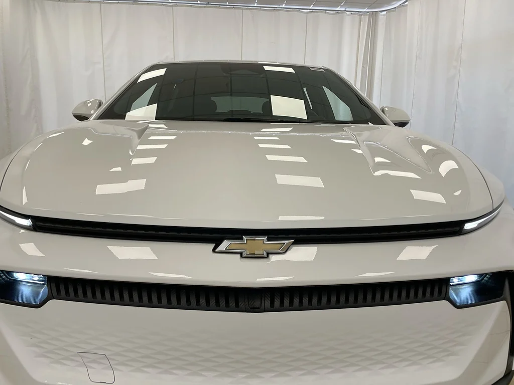 Used 2025 Summit White Chevrolet LT image 29