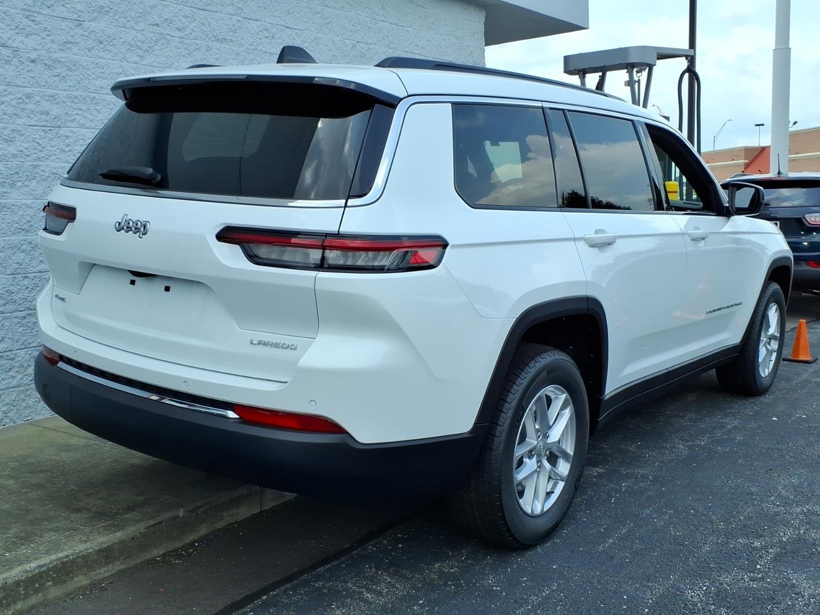 New 2026 Bright White Clear-Coat Exterior Paint Jeep Laredo X image 3