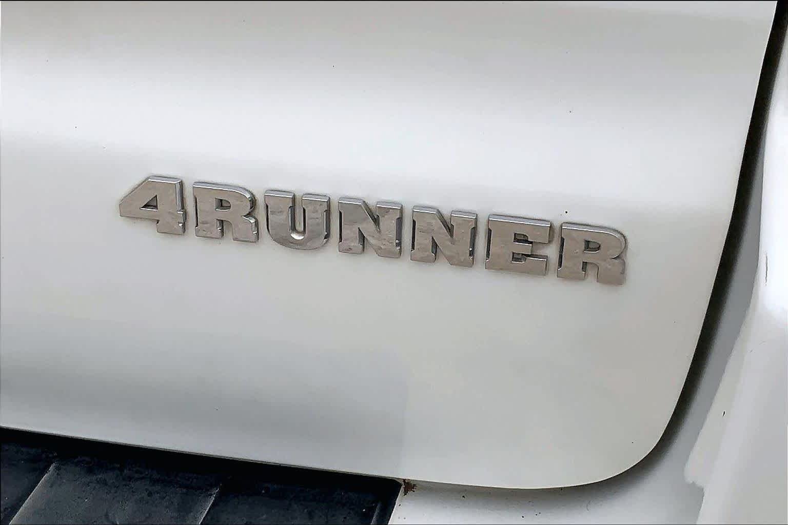 Used 2006 Natural White Toyota SR5 image 9