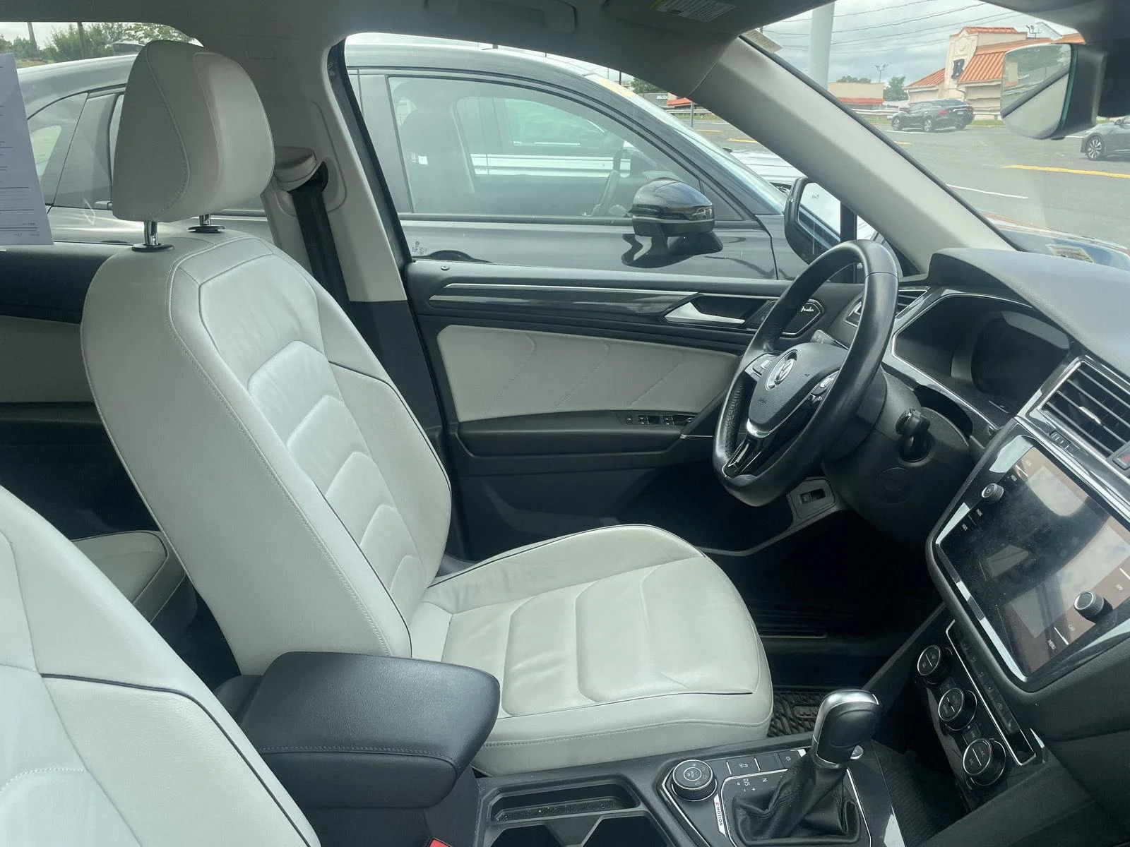 Used 2018 Platinum Gray Metallic Volkswagen SEL Premium image 5