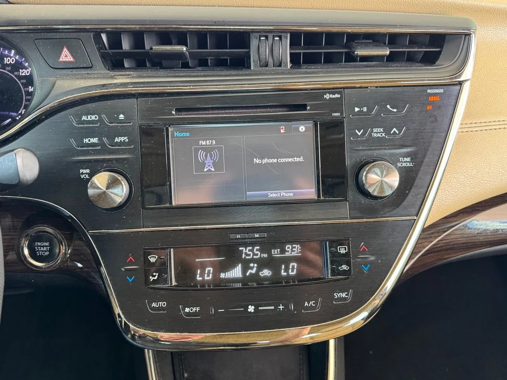 Used 2015  Toyota XLE Premium image 29