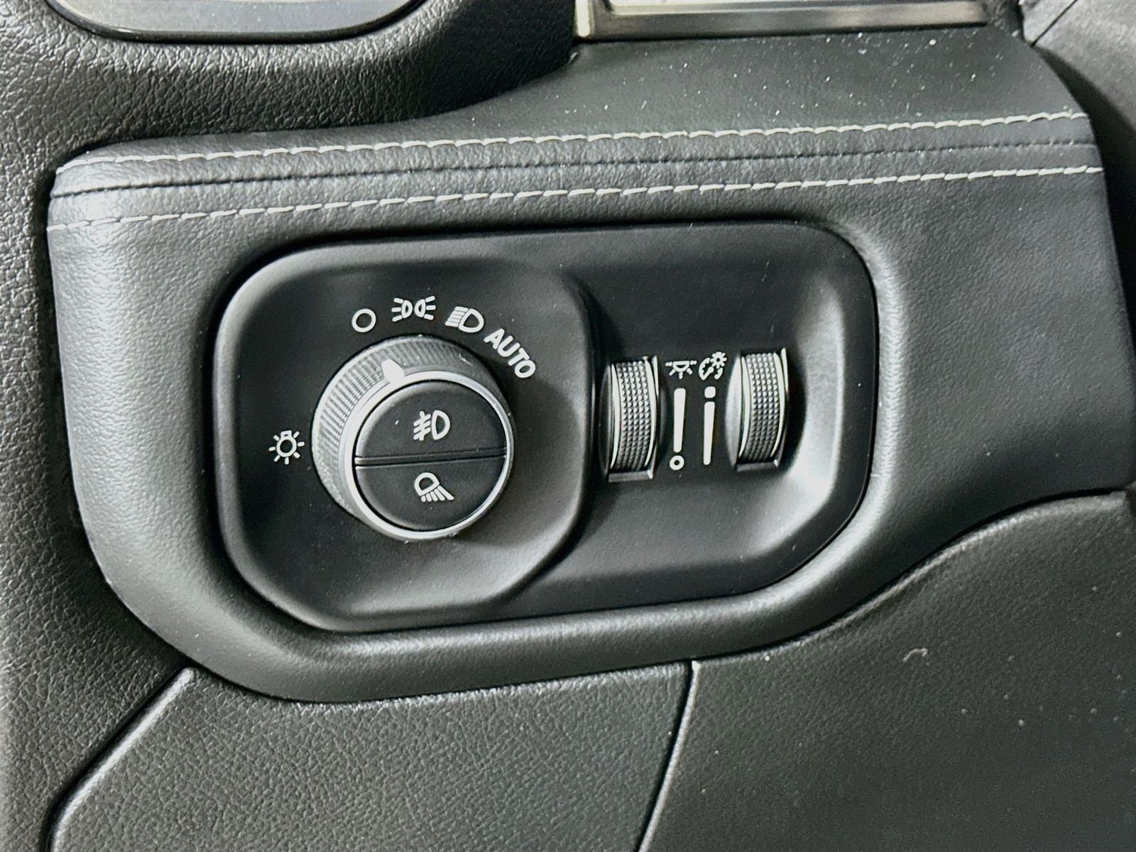Used 2019 Diamond Black Crystal Pearlcoat Ram Limited image 9