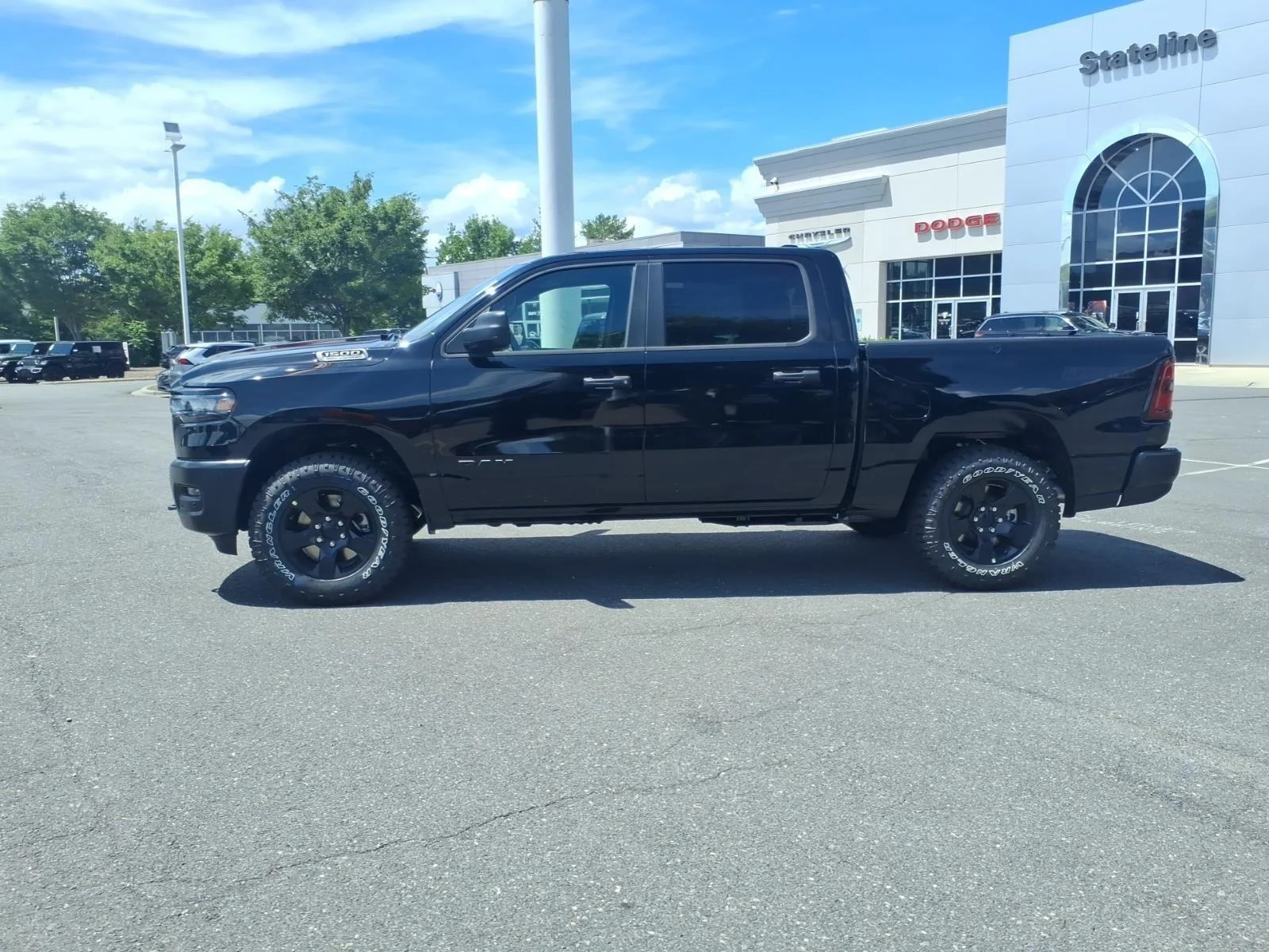 New 2026 Diamond Black Crystal Pearl-Coat Exterior Paint RAM Warlock image 3