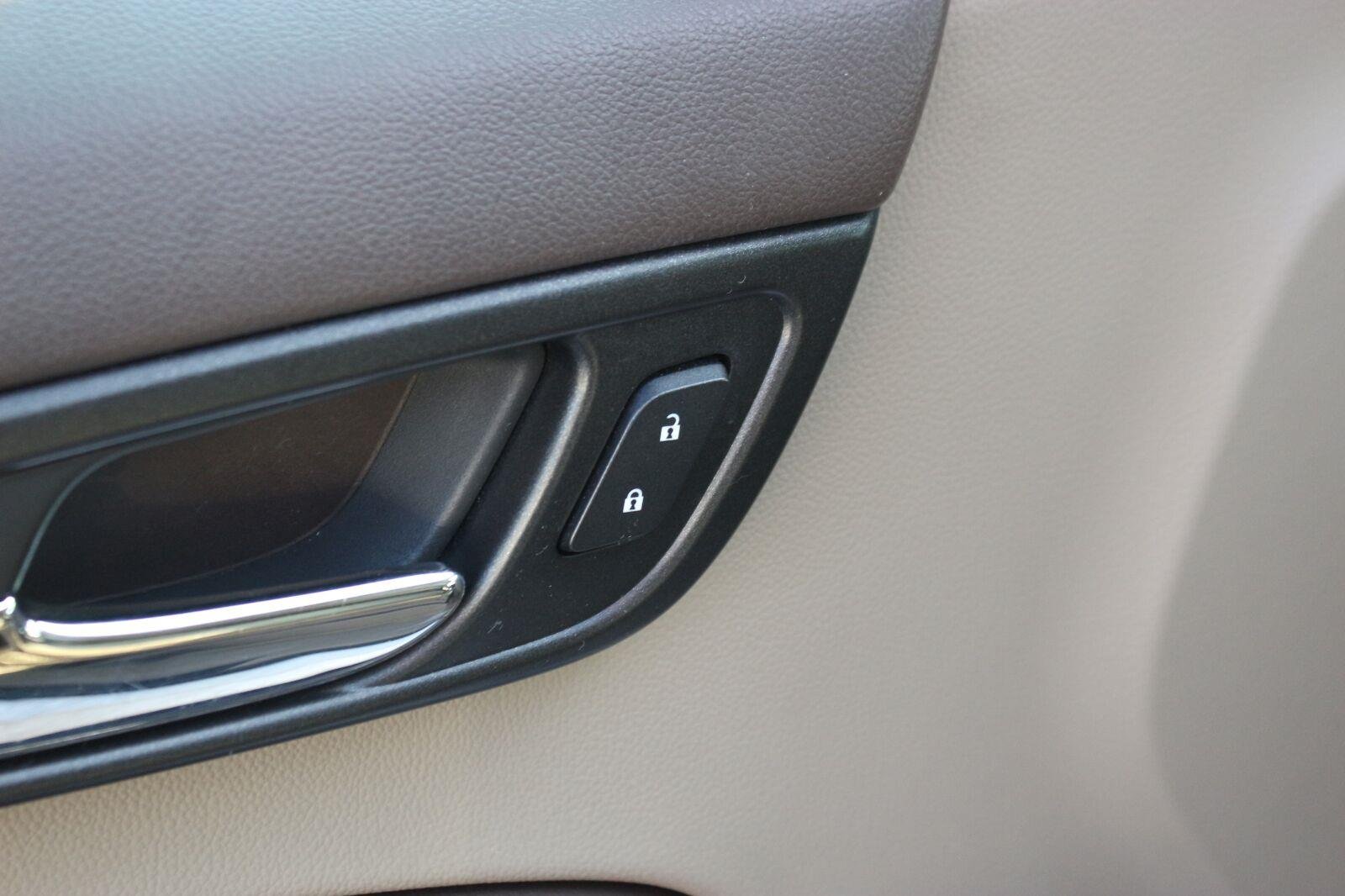 Used 2016 IRIDESCENT PEARL TRICOAT Chevrolet LTZ image 15