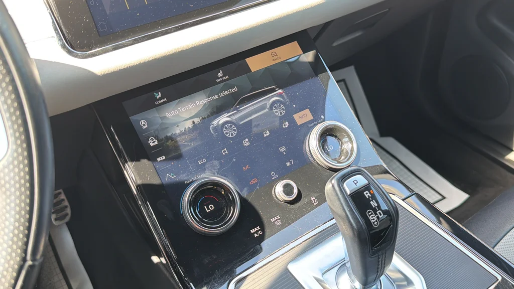 Used 2022 Black Land Rover Dynamic image 26