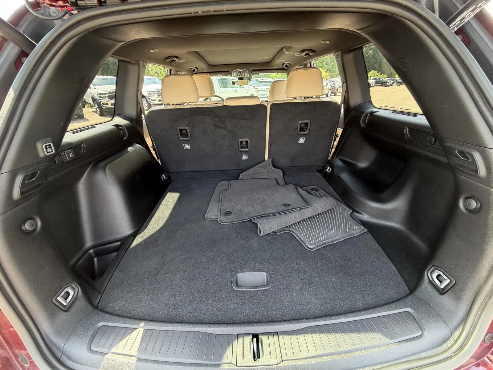 Used 2025 Velvet Red Pearlcoat Jeep Limited image 19