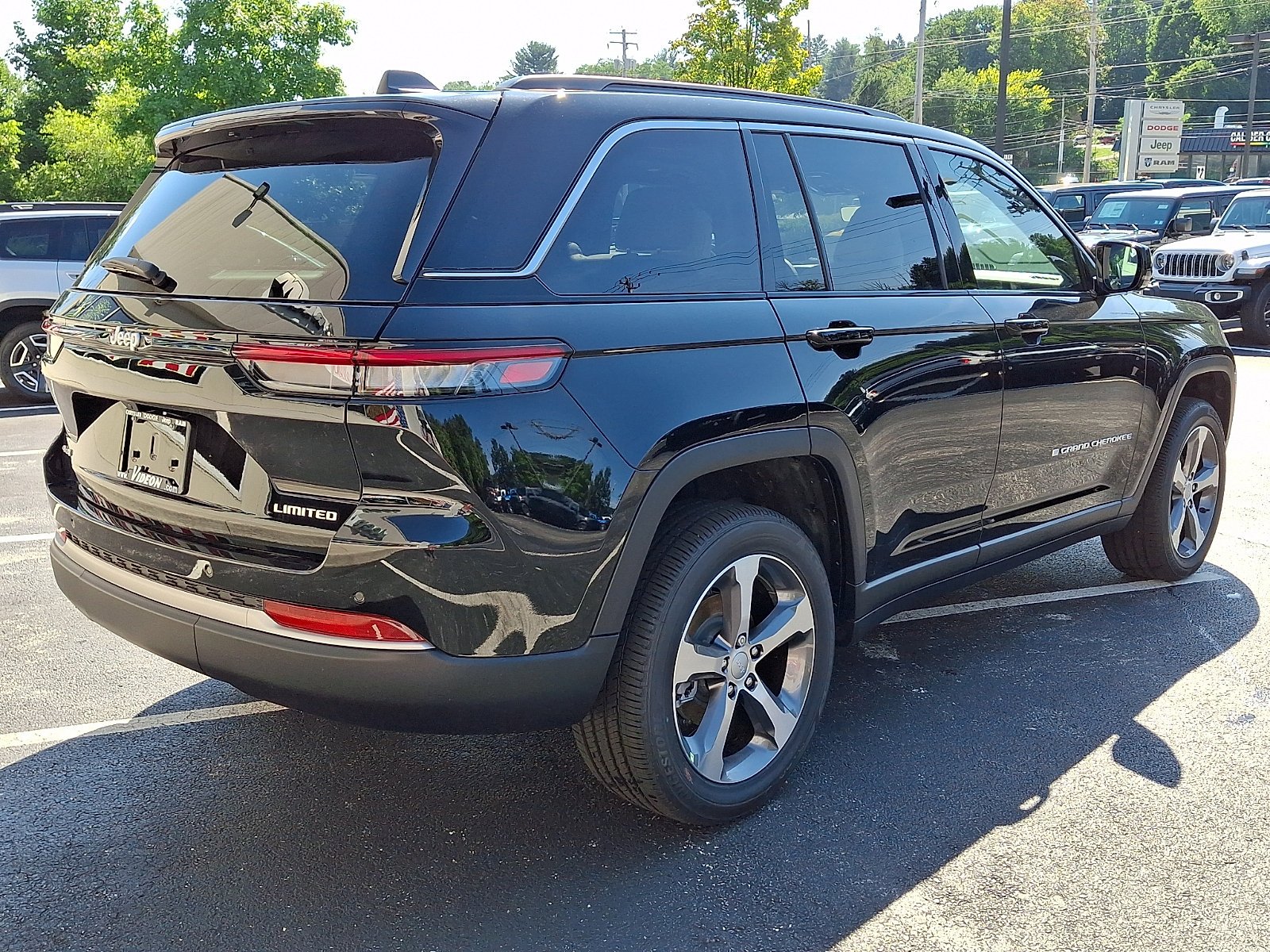 New 2026 Diamond Black Crystal Pearl-Coat Exterior Paint Jeep Limited image 3