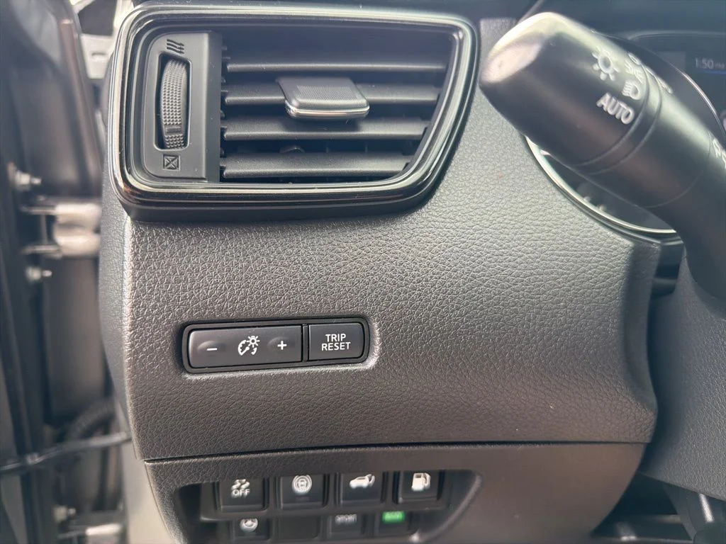 Used 2018 Gray Nissan SL image 37