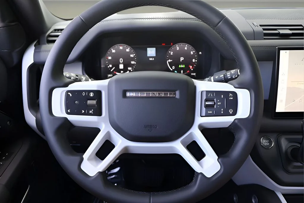 Certified Used 2025 Black Land Rover X-Dynamic SE image 18