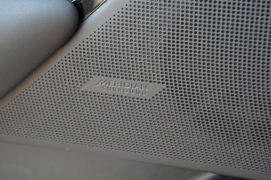 New 2026 Fuji White Land Rover P250 Base image 11