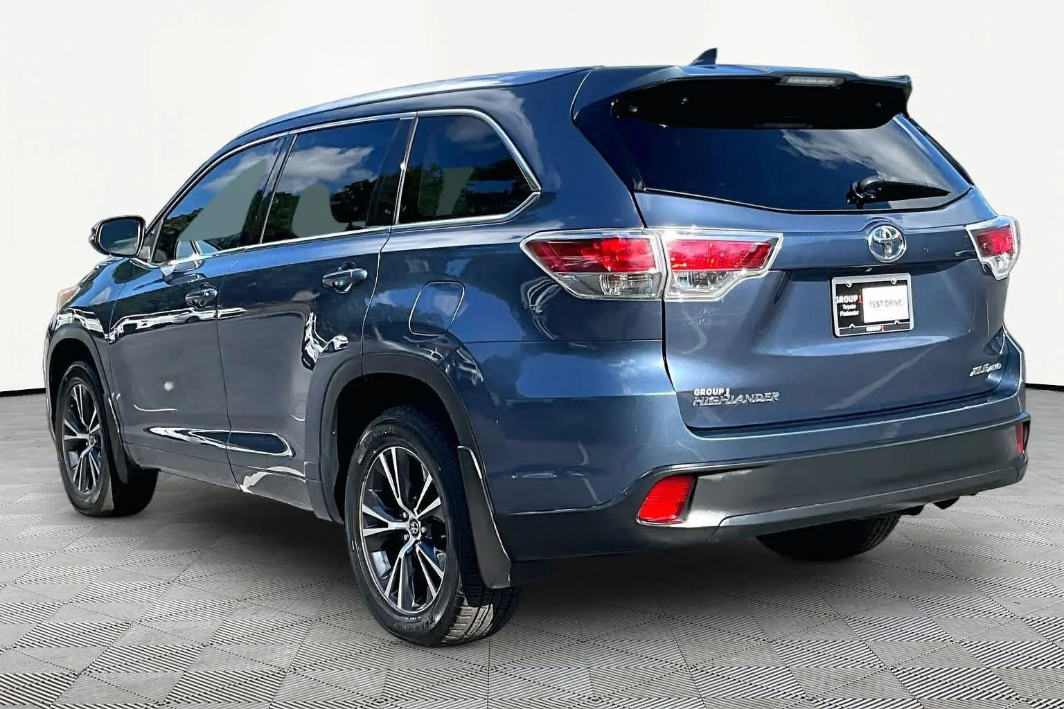 Used 2016 Shoreline Blue Pearl Toyota XLE image 12