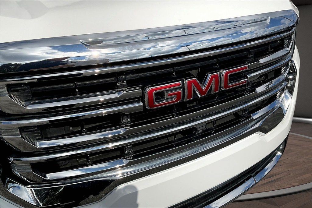 Used 2023 White GMC SLT image 36