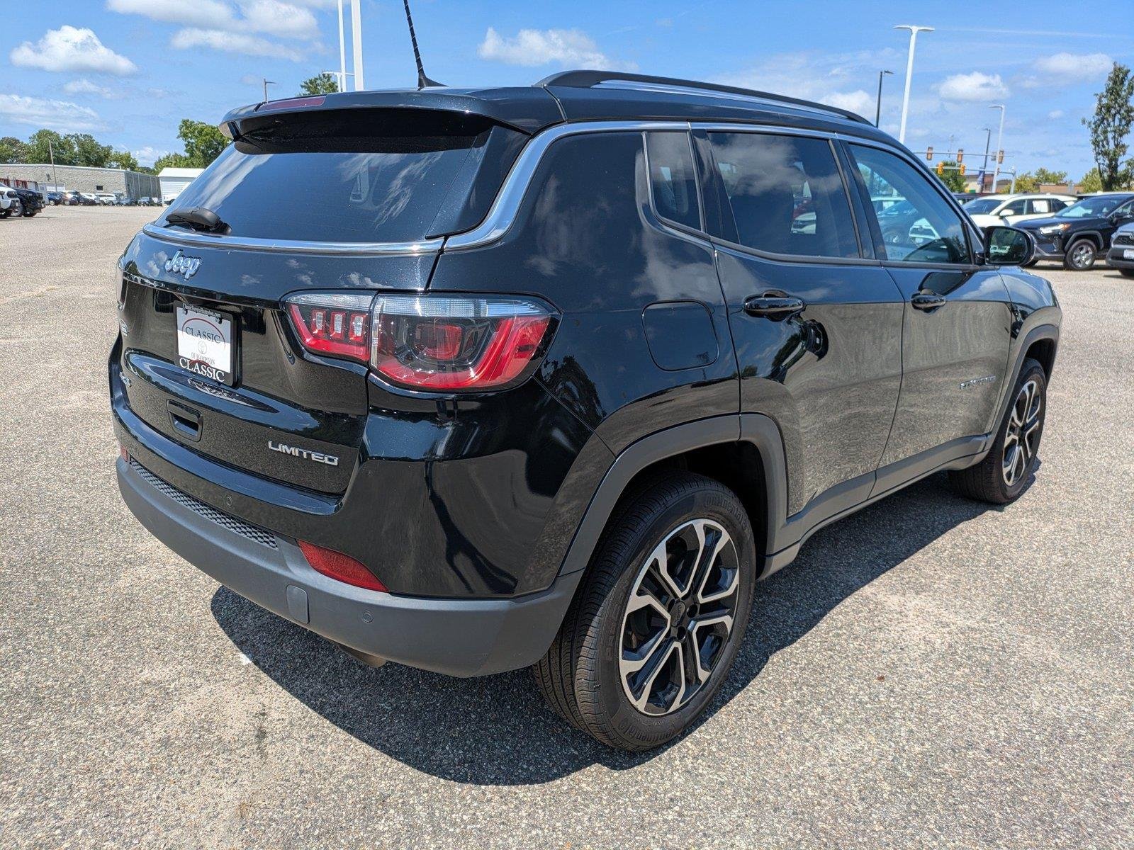 Used 2022 Diamond Black Crystal Pearlcoat Jeep Limited image 4