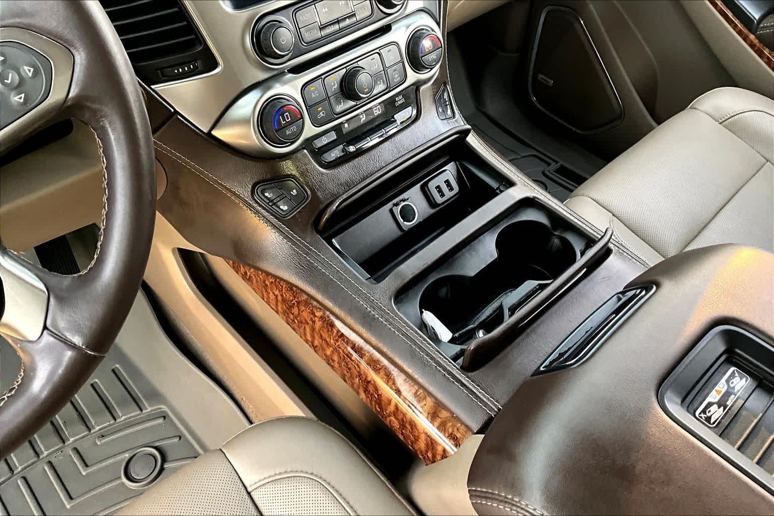 Used 2019 Iridescent Pearl Tricoat Chevrolet Premier image 17