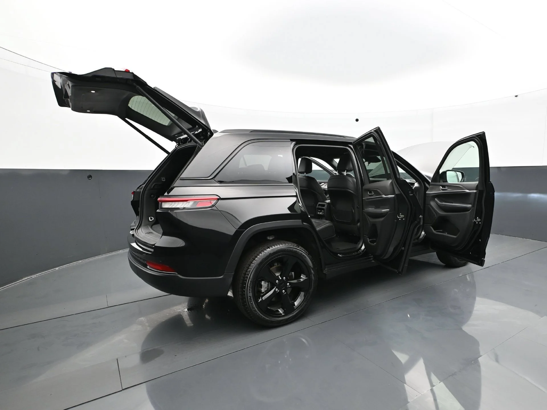 Used 2025 Diamond Black Crystal Pearlcoat Jeep Limited image 39