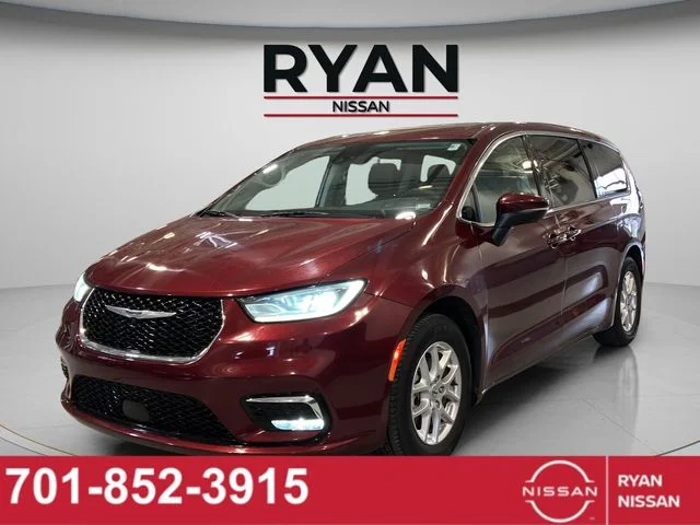 2023 Chrysler Pacifica Touring L's photo