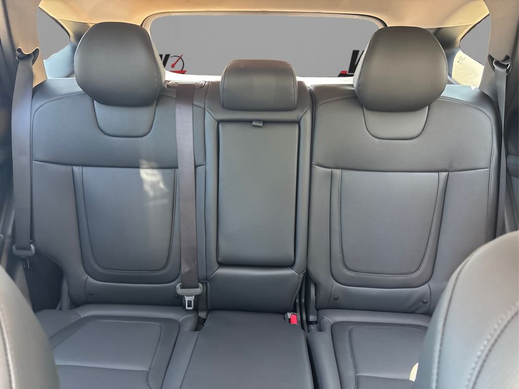 Used 2025 Black Hyundai SEL Convenience image 18
