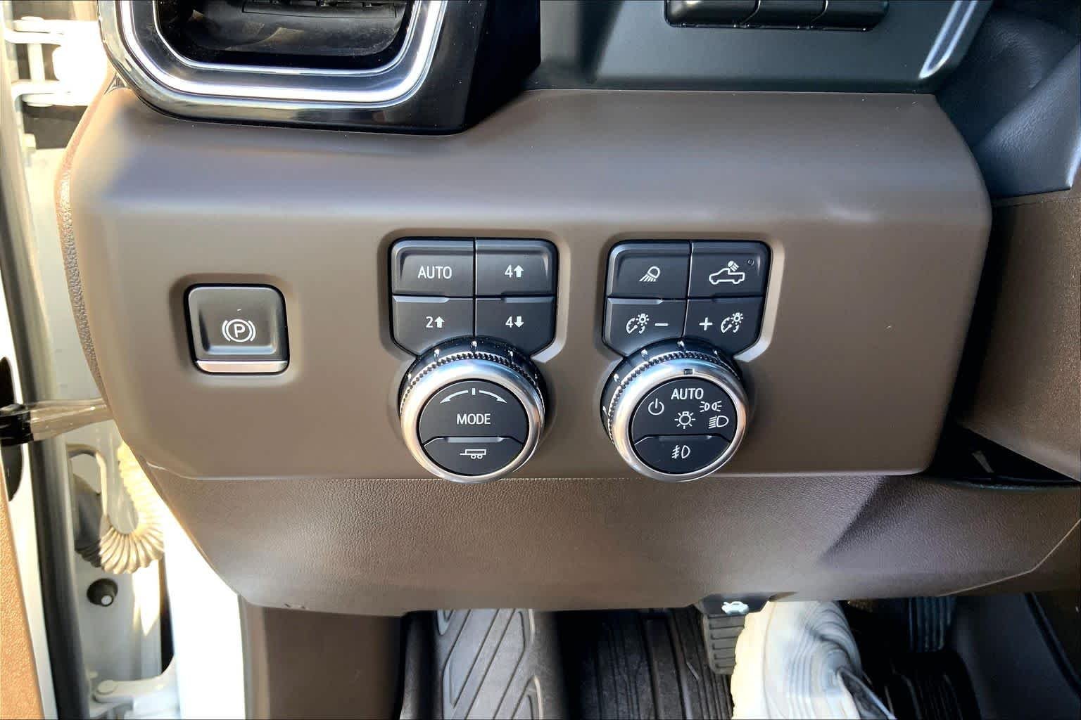 Used 2024 White Frost Tricoat GMC Denali image 33
